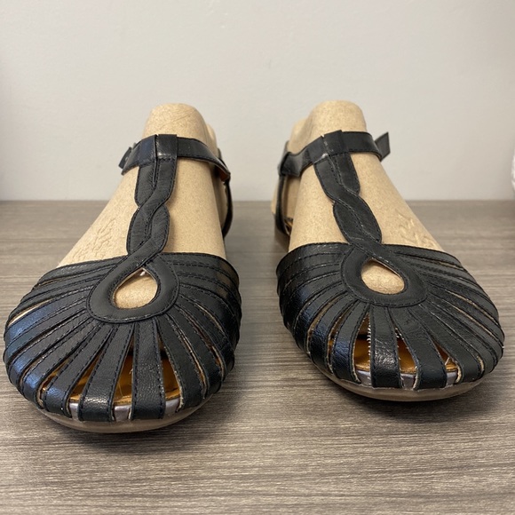 BareTraps Strappy Leather Flat Sandal - Picture 4 of 8